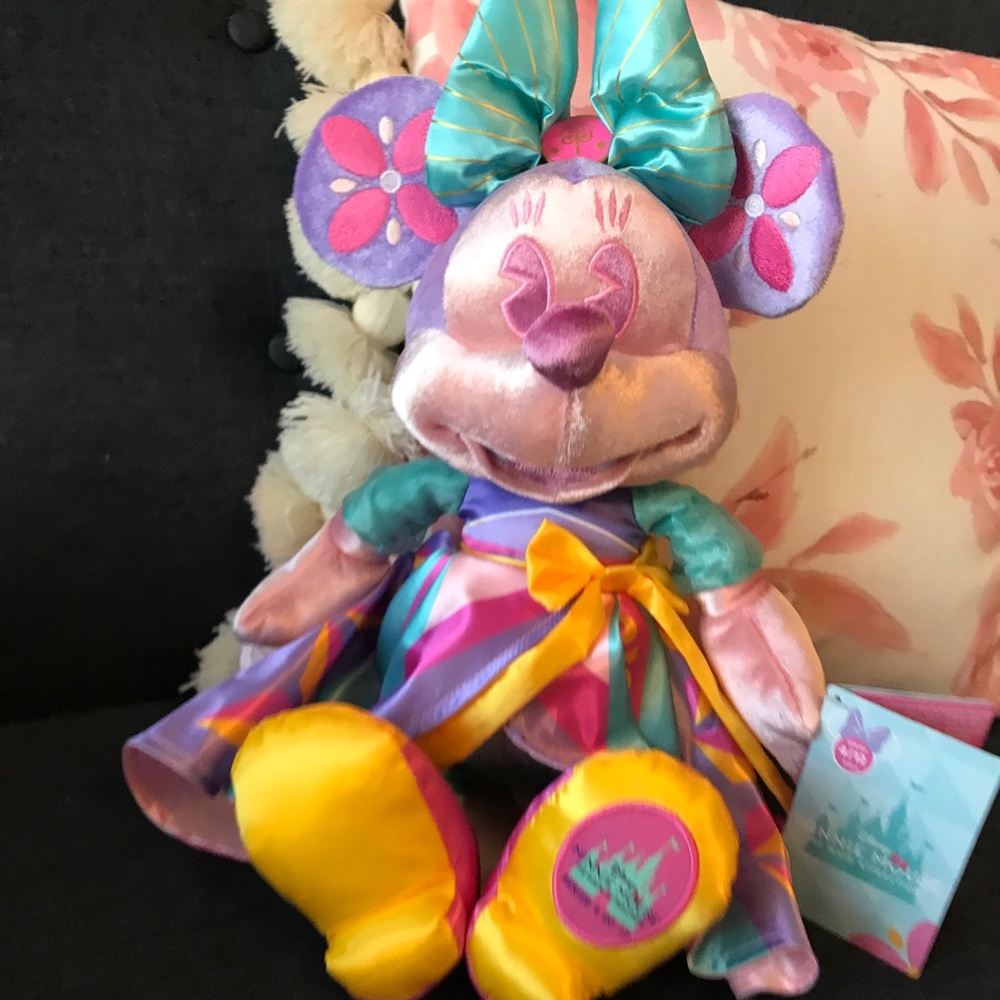 Minnie Main Attraction Plush - Its a Small World